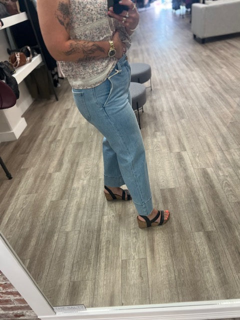Darla High Rise Leg Jeans in Medium Wash