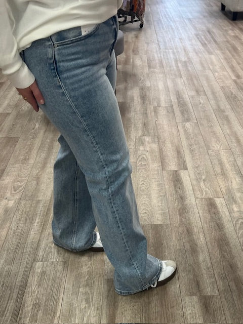 High Rise Straight Jean in Medium