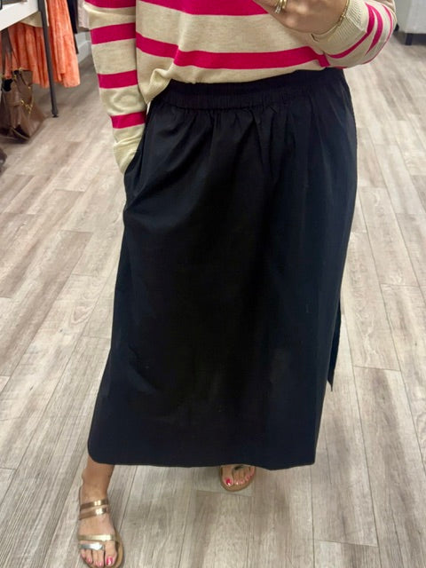 Side Slits Chic Skirt in Black