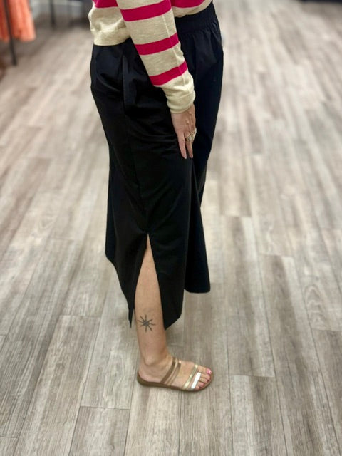 Side Slits Chic Skirt in Black