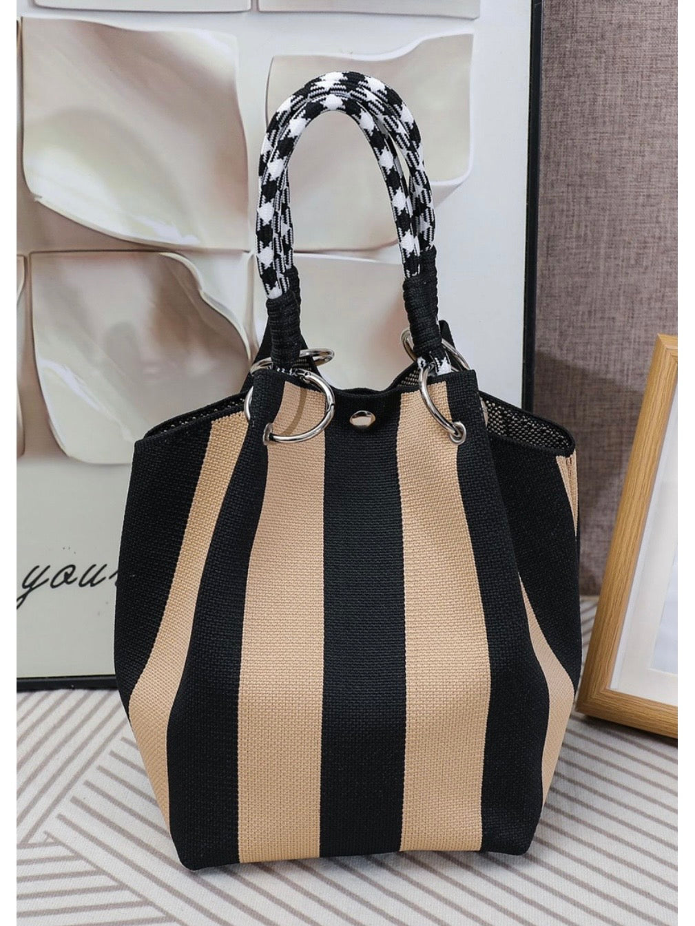 Geometric Knitted Bucket Tote Bag in Tan/Black and Black/White